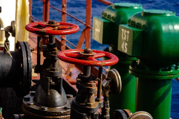 Yük gemisi açık ambar kapaklarıyla yola çıktı.