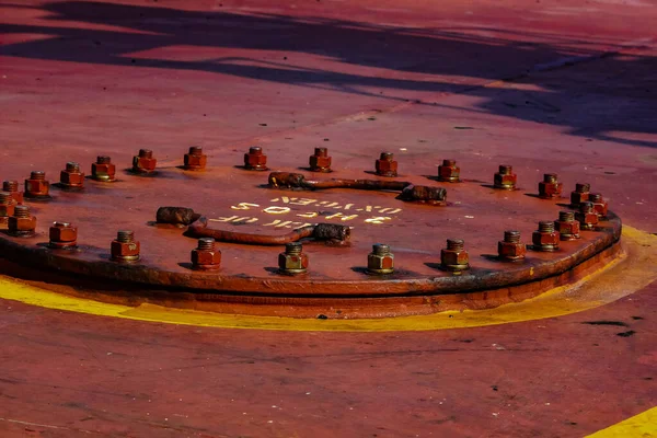 Yük gemisi açık ambar kapaklarıyla yola çıktı.