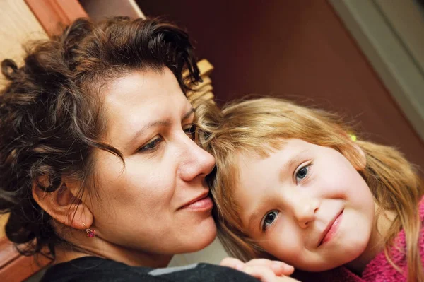 Kızı Anne büyük sevinçle kucaklayan