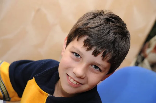 Chłopiec Siedzi Pokoju Krześle Uśmiecha Się Oczy Bardzo Dobre Zdrowe — Zdjęcie stockowe