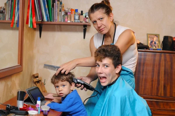 Mamãe Corta Cabelo Para Filhos Para Cortador Cabelo Tesoura Casa — Fotografia de Stock