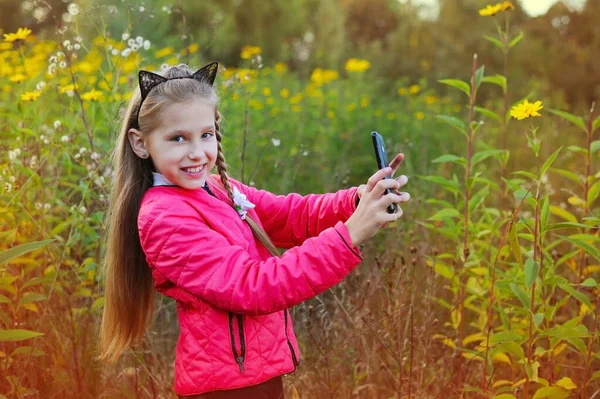 Милая Молодая Девушка Фотографирует Себя Осеннем Парке Счастлива Весела — стоковое фото