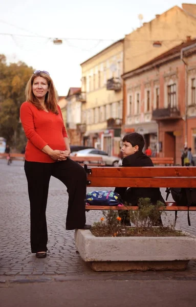 Una Mujer Embarazada Está Descansando Una Ciudad Con Hijo Mayor — Foto de Stock