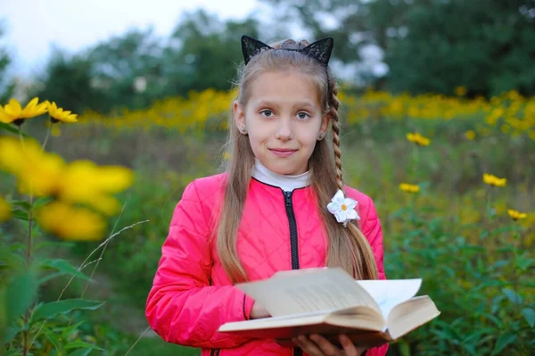 Молода Дівчина Рожевій Осінній Куртці Книга Руках Вона Ходить Парку — стокове фото