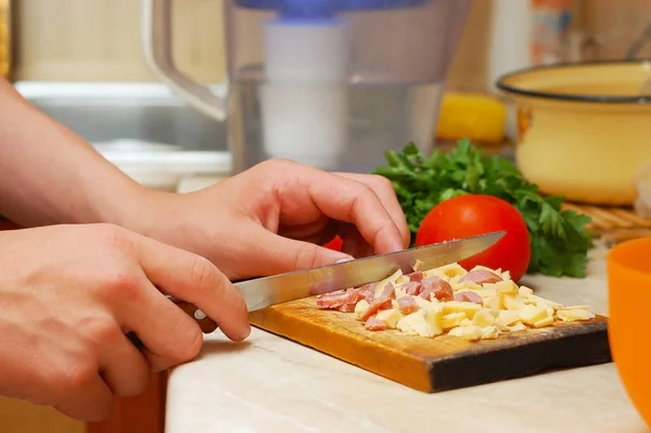 Una Mujer Cortando Salchichas Queso Para Pizza Está Preparando Una — Foto de Stock