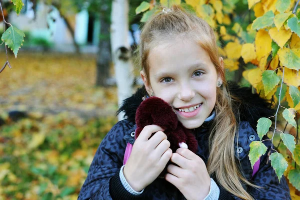 Портрет Молодой Девушки Осенних Листьях Березы Счастлива Улыбается Обнимает Плюшевого — стоковое фото