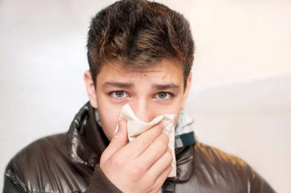 Kältegeplagter Wischt Sich Mit Taschentuch Auf Grauem Hintergrund Die Nase — Stockfoto