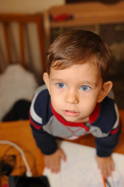 Przystojny Młody Chłopiec Niebieskimi Oczami Odpoczywający Narysowaniu Notatniku Oglądający Kreskówkę — Zdjęcie stockowe