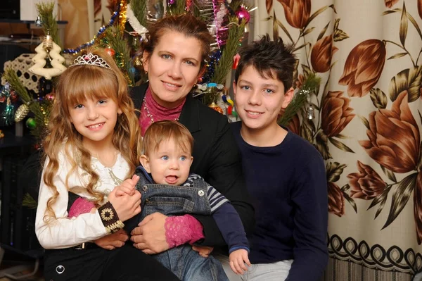 Mamá Con Dos Hijos Mayores Hijo Pequeño Sientan Alrededor Árbol — Foto de Stock