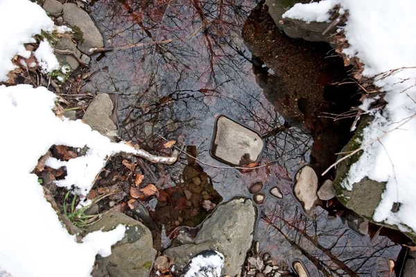 Pequeño Río Invierno Sus Orillas Hay Nieve Fondo Invierno — Foto de Stock