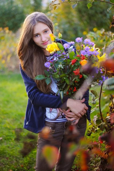 Uma Boa Menina Adolescente Está Seu Jardim Com Buquê Flores — Fotografia de Stock