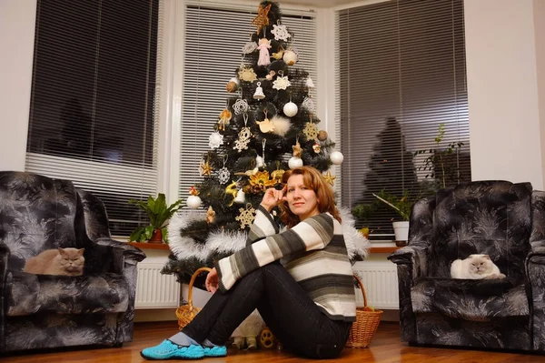 Mujer Sentada Suelo Cerca Del Árbol Navidad Derecha Izquierda Ella — Foto de Stock