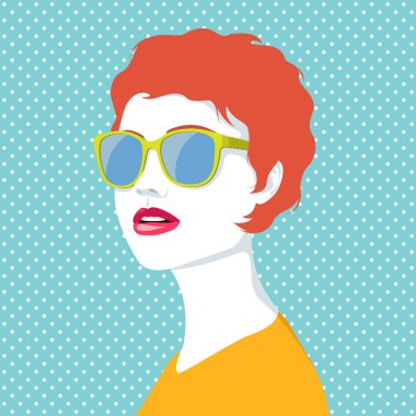 Güneş gözlüğü ile Redhead kadın