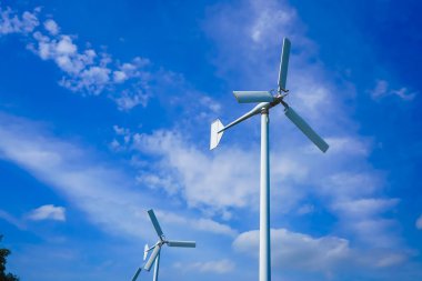 Büyük rüzgar türbinleri elektrik üretmek için kullanılır. 