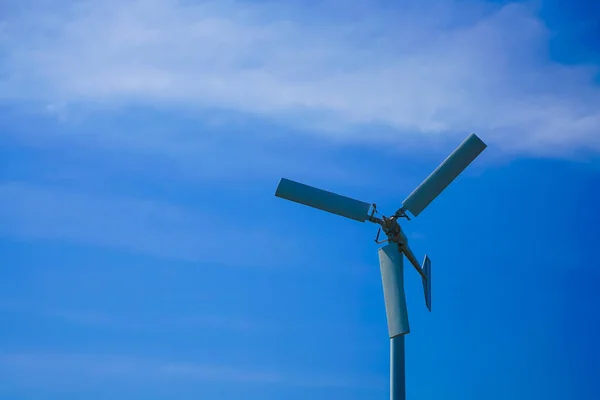 Büyük rüzgar türbinleri elektrik üretmek için kullanılır. C olarak kullanılır — Stok fotoğraf