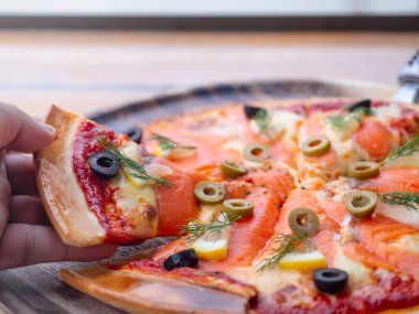 Pizza peynir öğle yemeği deniz ürünleri et biber v ile sos tepesi