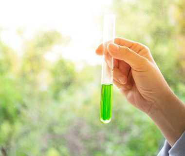 Cam tüpler mavi kimyasal maddelerden yapılır. Bir experimen