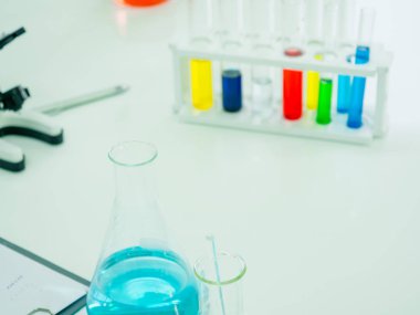 Tıp araştırmaiçin kullanılan Bilim Laboratuvarı, kibir