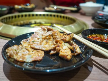 Kore Barbekü Pişirme domuz eti ile sıcak bir sobaya ızgara tarafından yapılır 