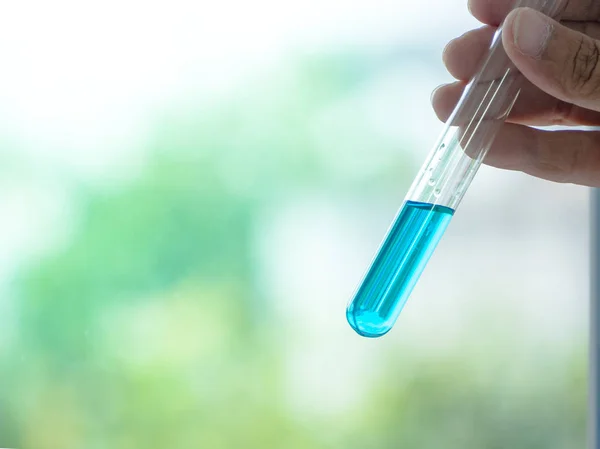 Az üvegcsövek kék vegyi anyagokkal készülnek. Egy kísérletben — Stock Fotó