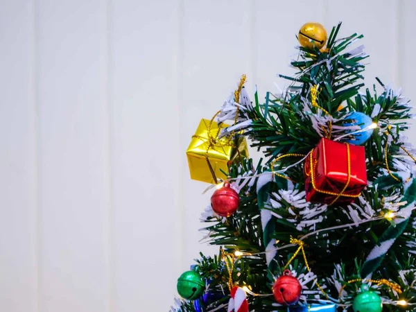 Een kerstboom gevuld met geschenken en kleurrijke ballen close up s — Stockfoto