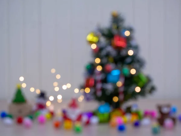 Een kerstboom gevuld met geschenken en kleurrijke ballen close up s — Stockfoto