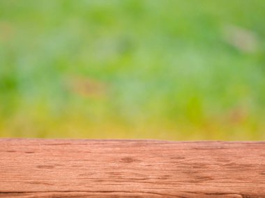 Ahşap Tablo üst bulanıklık soyut bahçeden yeşil. Montaj için PR