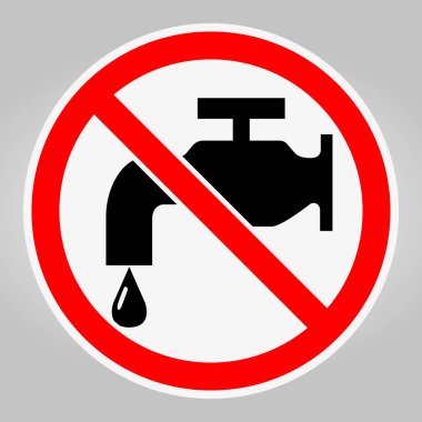 Bu resim su musluğu kullanımına karşı açık bir yasaklama işareti içeriyor, çeşitli senaryolarda suyun korunması ve yönetiminin önemini vurguluyor.