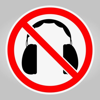 Bu resim, ortak alanlarda farkındalığın ve iletişimin önemini vurgulayan, kulaklık takmaya karşı bir yasaklama işareti tasvir ediyor..