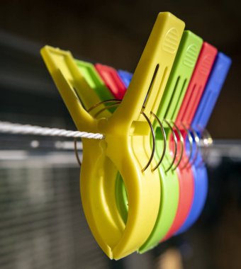 Çok renkli plastik clothespins bir clothesline üzerinde