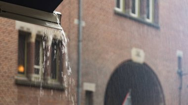 Drenaj ve eski bir bina arka plan üzerinde yağmur jetleri