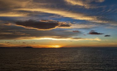 Deniz günbatımı / akşam Hint Okyanusu'nda bir gezisinde