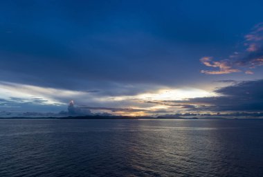 Deniz günbatımı / akşam Hint Okyanusu'nda bir gezisinde