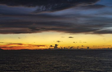 Deniz günbatımı / akşam Hint Okyanusu'nda bir gezisinde