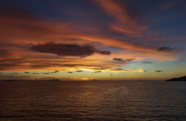 Deniz günbatımı / akşam Hint Okyanusu'nda bir gezisinde