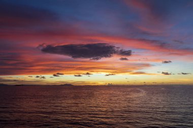 Deniz günbatımı / akşam Hint Okyanusu'nda bir gezisinde