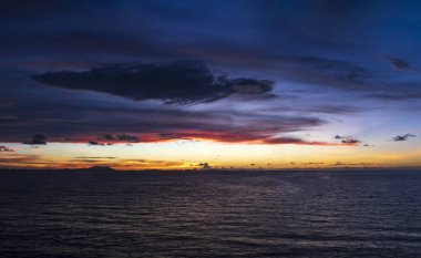 Deniz günbatımı / akşam Hint Okyanusu'nda bir gezisinde