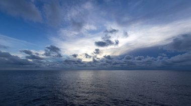 Deniz günbatımı / akşam Hint Okyanusu'nda bir gezisinde