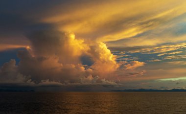 Deniz günbatımı / akşam Hint Okyanusu'nda bir gezisinde