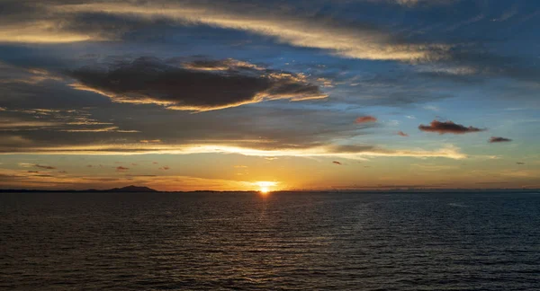 Deniz günbatımı / akşam Hint Okyanusu'nda bir gezisinde