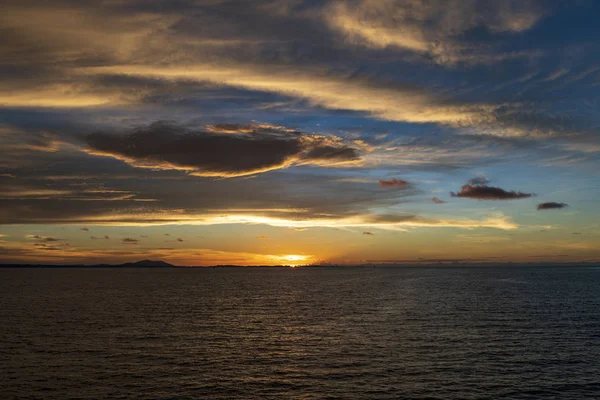 Deniz günbatımı / akşam Hint Okyanusu'nda bir gezisinde