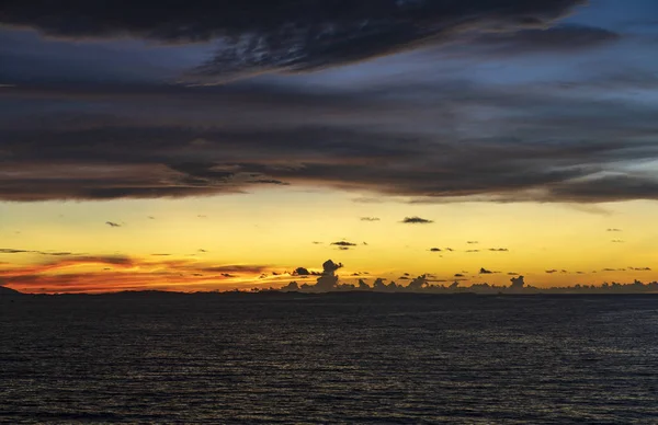 Deniz günbatımı / akşam Hint Okyanusu'nda bir gezisinde