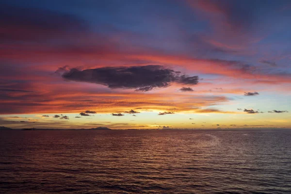 Deniz günbatımı / akşam Hint Okyanusu'nda bir gezisinde