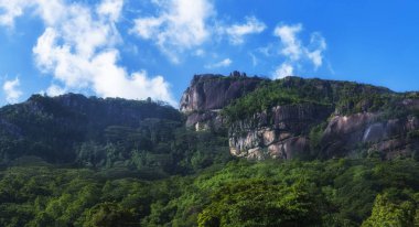 Mahe, Seyşel Adaları Hint Okyanusu kıyısında yeşil tepeler ve mavi gökyüzü ile güzel tropikal peyzaj 