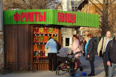 Küçük rakipler. Ticaret yerinin parlak tasarımı.