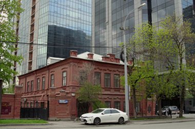 Yayın lisansı. Rusya. Yekaterinburg. Mayıs 2019. Ev 26 Rosa Luxemburg Caddesi. 19. yüzyıl mimari abidesi. Arka planda 22 numaralı 
