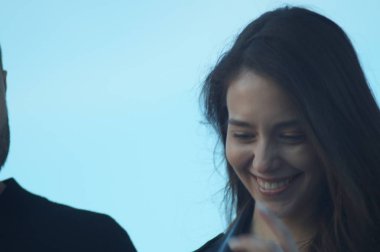 İnanılmaz güzel kızlar Yekaterinburg cityscape ayrılmaz bir özelliği vardır. Arka plan bulanık. Kızlar genellikle ilginç giyinmiş ve olağanüstü bir manikür var.