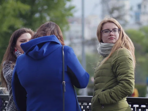 Niewiarygodnie Piękne Dziewczyny Integralną Cechą Pejzażu Jekaterynburgu Tło Jest Rozmyte — Zdjęcie stockowe