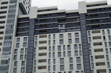 Yayın lisansı. Ekaterinburg, Sverdlovsk Region, Rusya, Mayıs 2019. Şehir manzarası. Sokak Tatishchev yeni binaların parçalarının fotoğrafı. Tatischev sokağının Krylov caddesinden Tokarey caddesine bölümü.