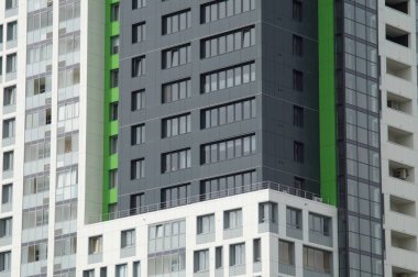 Yayın lisansı. Ekaterinburg, Sverdlovsk Region, Rusya, Mayıs 2019. Şehir manzarası. Sokak Tatishchev yeni binaların parçalarının fotoğrafı. Tatischev sokağının Krylov caddesinden Tokarey caddesine bölümü.